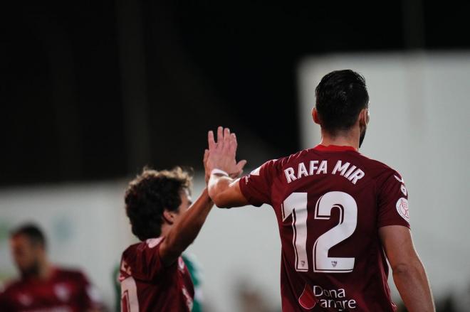 Rafa Mir y Carlos Álvarez celebran el gol del segundo (Foto: SFC).