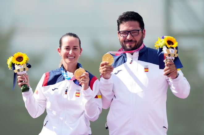 Fátima Gálvez y Alberto Fernández con la medalla de Oro en Tiro de la modalidad Foso Mixto (Foto: