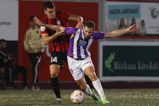 Weissman con Paul Álvarez en el Arenas-Valladolid (Foto: EFE).