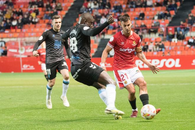 Alfred N'Diaye presiona a un rival con el Málaga en Copa del Rey (Foto: Nàstic de Tarragona).