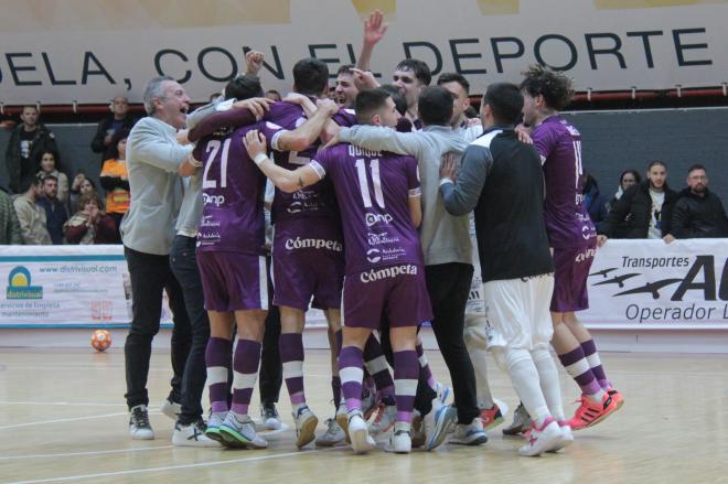 Los jugadores del UMA Antequera celebran el empate en Tudela.