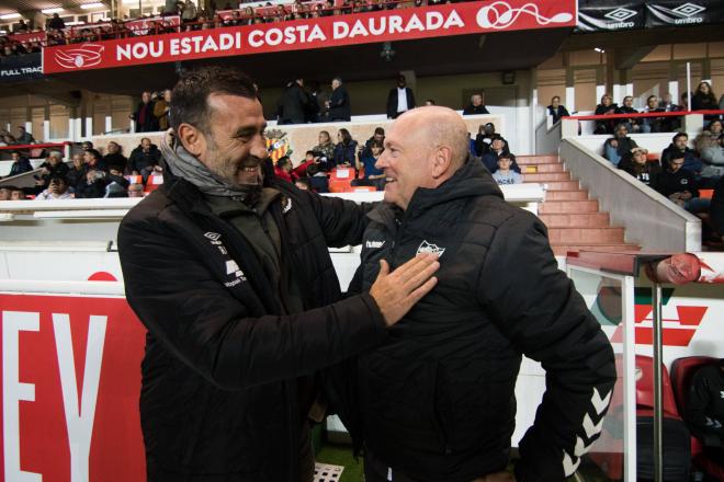 Pepe Mel y Raúl Agné se saludan en el Nàstic-Málaga (Foto: CordonPress).