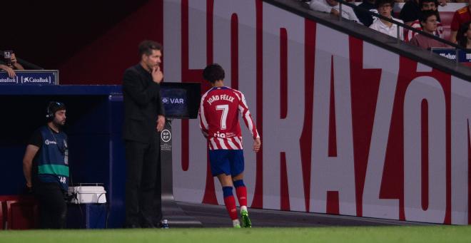 Joao Félix y Simeone nunca estuvieron de acuerdo durante su paso por el Atlético de Madrid. (Foto: Cordon press)