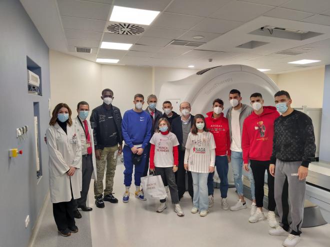 Visita del Sevilla a la unidad de oncología radioterápica del Virgen del Rocío.