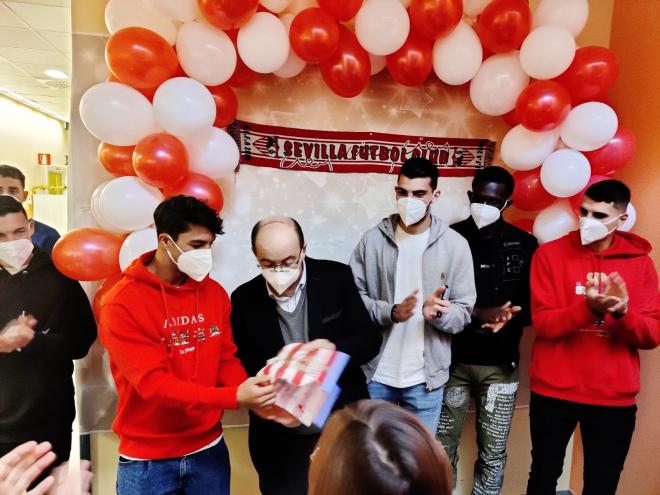 Visita del Sevilla a la unidad de oncología radioterápica del Virgen del Rocío.