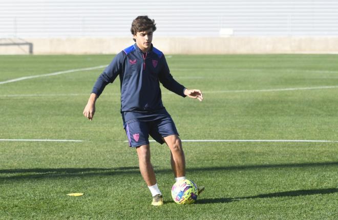 Carlos Álvarez, en un entrenamiento del Sevilla (Foto: Kiko Hurtado).