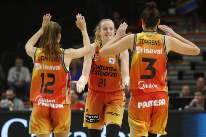 Victoria ante Hozono Global Jairis en la celebración de la Navidad en la Fonteta. Un partido en el que el equipo fue de menos a más