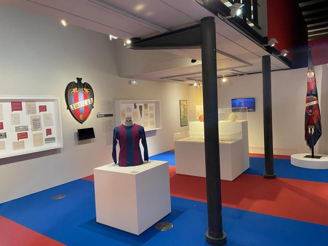 Exposición 'De granotes, gats i palmeres, el orígens del Levante UD'