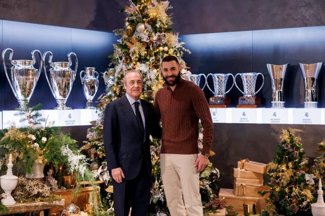 Florentino Pérez, con Karim Benzema en el mensaje de Navidad del Real Madrid (Foto: RMCF).