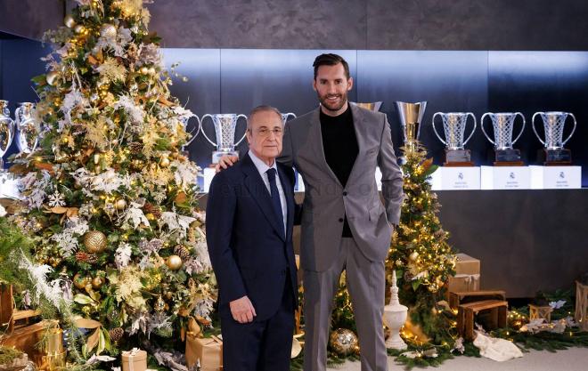 Florentino Pérez, con Rudy Fernández en el mensaje de Navidad del Real Madrid (Foto: RMCF).