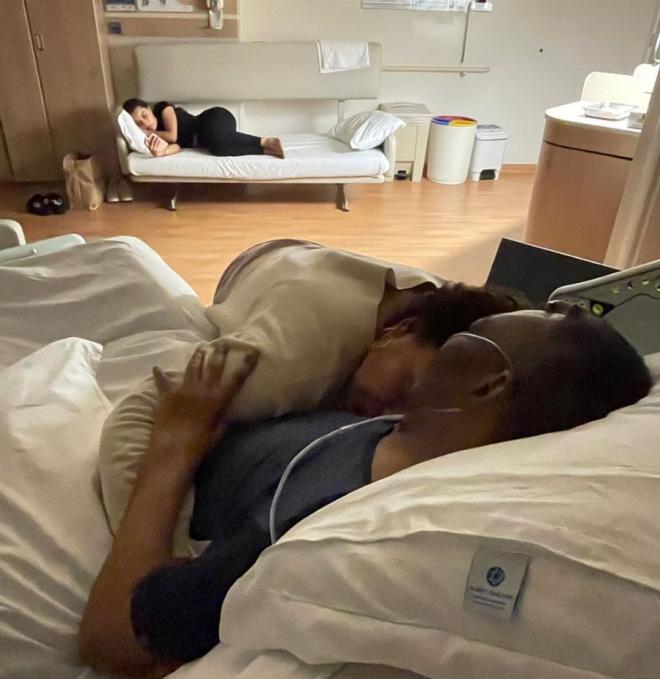 Pelé con su hija, Kely Nascimento, en el Hospital de Sao Paulo.