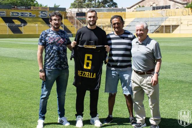 Pezzella, reconocido por el Club Olimpo en Bahía Blanca.