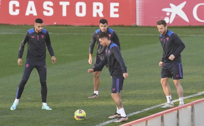 Imagen del entrenamiento del Sevilla de este lunes (Foto: Kiko Hurtado).