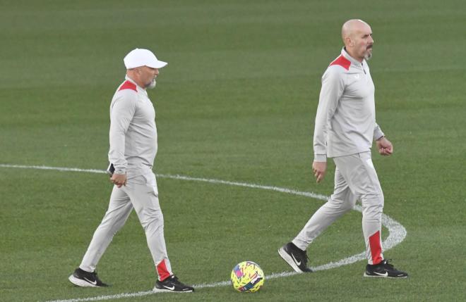 Sampaoli y Pablo Fernández, en el entrenamiento del Sevilla de este lunes (Foto: Kiko Hurtado).