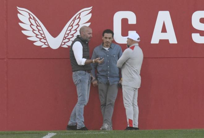 Sampaoli, Monchi y Del Nido Carrasco, en el entrenamiento del Sevilla de este lunes (Foto: Kiko Hur