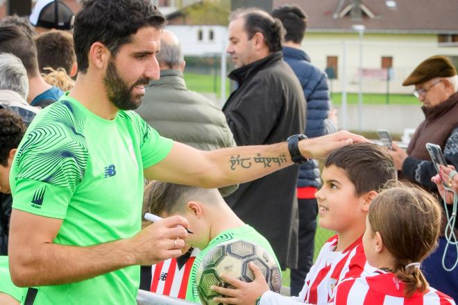 El navarro Raúl García atiende a los jóvenes aficionados en Lezama (Foto: Athletic Club).