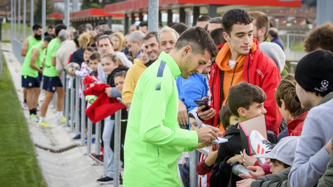 Dani Vivian atiende a los aficionados en Lezama (Foto: Athletic Club).