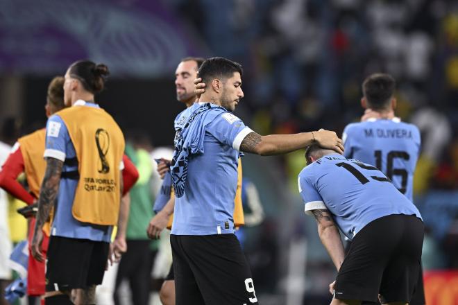 Fede Valverde y Luis Suárez desolados tras ser eliminados del Mundial. (Foto: Cordon Press)