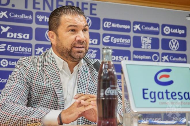 Rueda de prensa de Juan Carlos Cordero. (Foto: CD Tenerife)