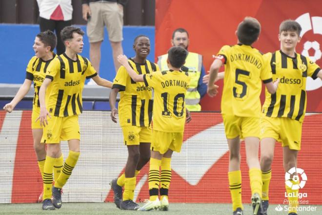 Los jugadores del Borussia celebran un gol durante LaLiga Promises (Foto: LaLiga).