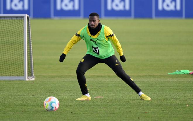 Moukoko en un entrenamiento con el Borussia Dortmund (Foto: Cordon Press).