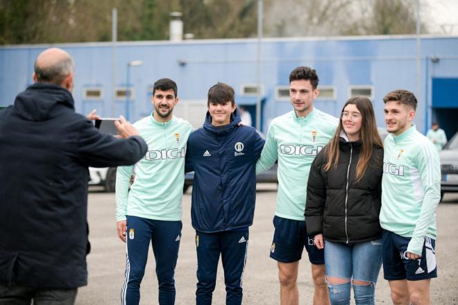 Los jugadores se toman fotos con los aficionados (Foto: Real Oviedo).