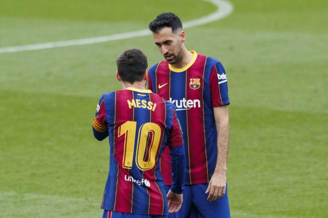 Leo Messi y Sergio Busquets charlan en un partido del Barcelona (Foto: Cordon Press).