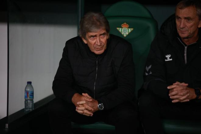 Manuel Pellegrini, que se medirá al Espanyol, durante el Betis-Athletic (Foto: Cristo García).