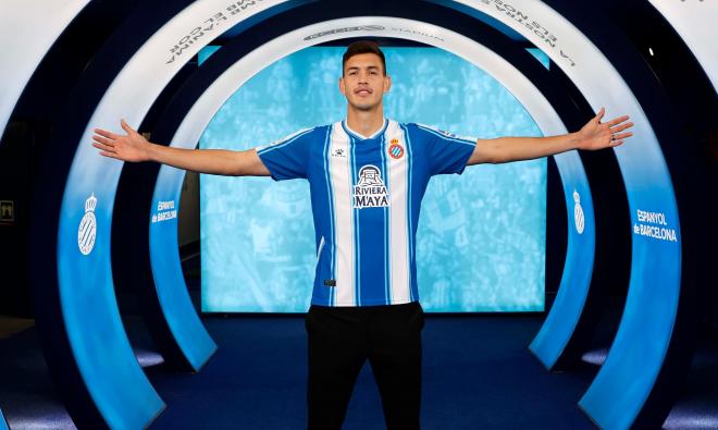 César Montes posa en el estadio del Espanyol (Foto: RCDE).