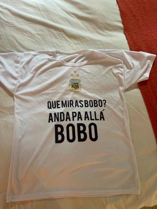 La camiseta serigrafiada con la frase de Messi que repartió Tagliafico en su boda.