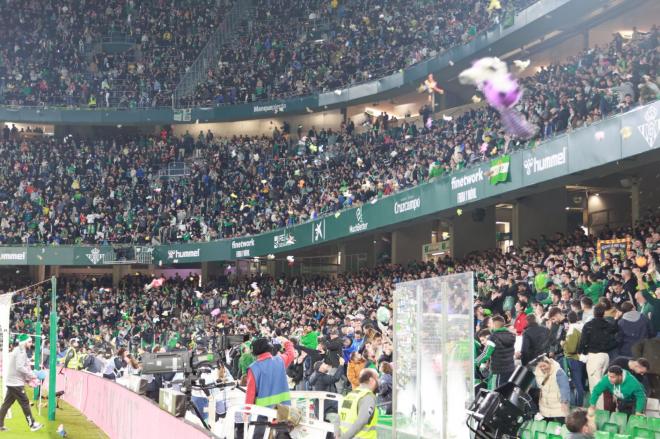 Lluvia de peluches en el Benito Villamarín durante el Betis-Athletic.