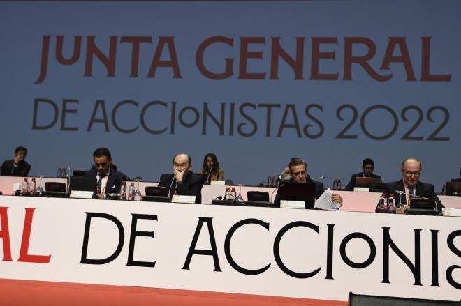 La mesa de la Junta de Accionistas del Sevilla (Foto: Kiko Hurtado).