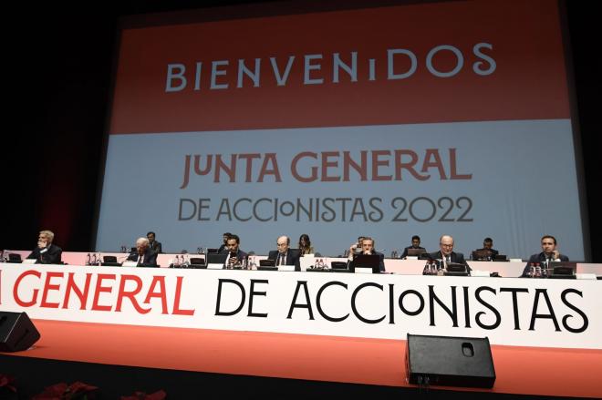 La mesa de la Junta General de Accionistas 2022 del Sevilla FC (Foto: Kiko Hurtado).