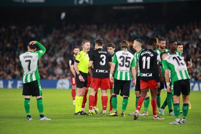 Daniel Vivian discute con el árbitro en el Betis-Athletic (Foto: Cristo García).