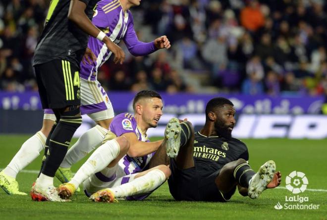 Javi Sánchez, con Rüdiger en el Real Valladolid - Real Madrid.