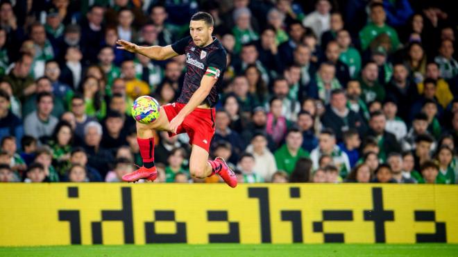 Oscar De Marcos controla el cuero ante el Real Betis en el estadio Benito Villamarín de Sevilla (Foto: Athletic Club).