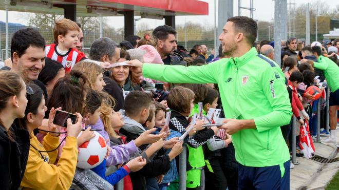 El capitán Oscar De Marcos, siempre afectuoso con los niños y la afición en Lezama (Foto: Athletic Club).