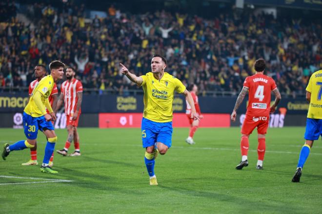 Lucas Pérez celebrando su gol ante el Almería (Foto: Cristo García)