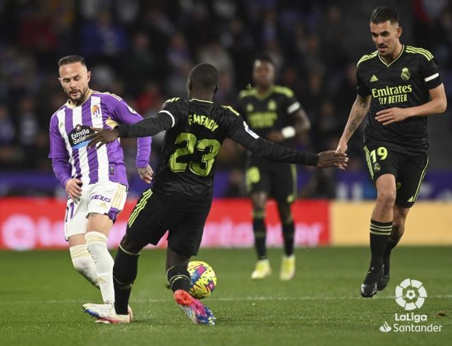 Iván Sánchez, encimado por Mendy en el Valladolid-Real Madrid (Foto: LaLiga).