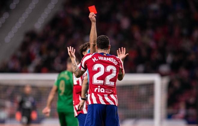 Mario Hermoso ve la tarjeta roja (Foto: Cordon Press).