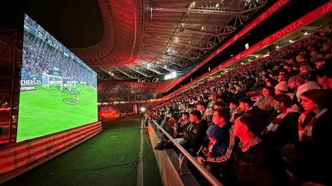 Pantalla gigante en la primera fiesta por el 125 Aniversario en San Mamés (Foto: Athletic Club).