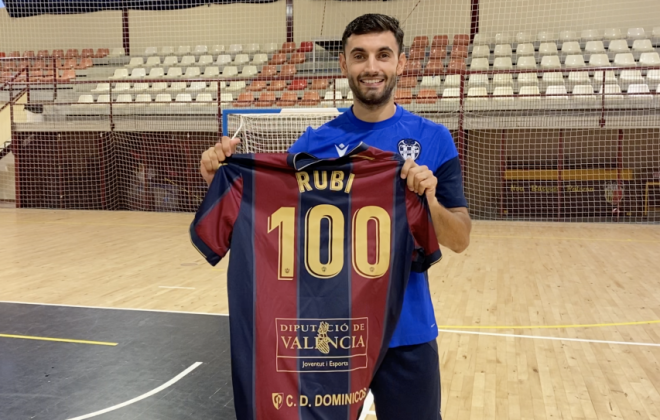 Rubi Lemos posa con la camiseta del Levante UD FS tras haber alcanzado los 100 encuentros como granota.