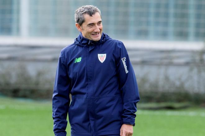 Sonrisa de Ernesto Valverde en Lezama durante un entrenamiento (Foto: Athletic Club).