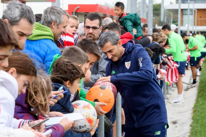 Ernesto Valverde, con la afición en Lezama (Foto: Athletic Club).