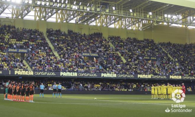 Minuto de silencio ante el Villarreal en La Cerámica. (Foto: LaLiga)