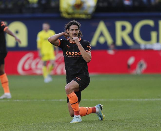Cavani celebra el último de sus goles, fue ante el Villarreal el 31 de diciembre