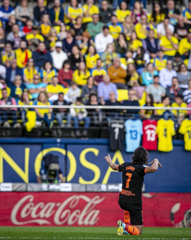 Cavani celebra un gol en un Villarreal-Valencia