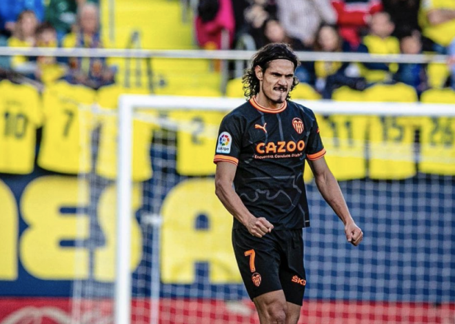 Cavani celebra su gol ante el Villarreal con la camiseta del Valencia CF.