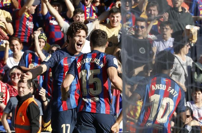 Marcos Alonso celebra su gol en el Barcelona-Espanyol (FOTO: EFE).