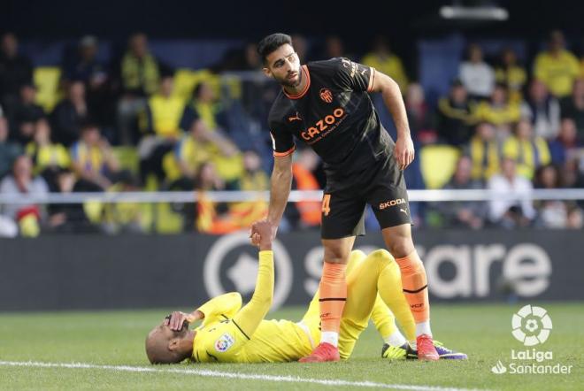 Comert se disculpa ante Capoue en el Villarreal-VCF. (Foto: LaLiga).